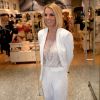 Britney Spears deixa colo à mostra ao usar camisa transparente