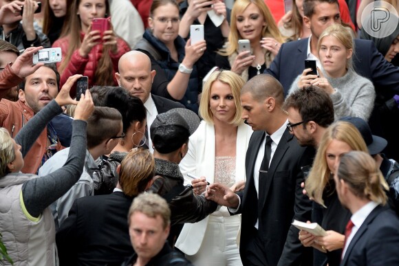 Britney Spears é cercada por fãs ao chegar à loja