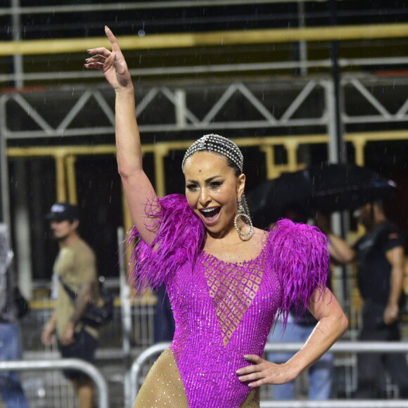 Sabrina Sato escolhe maiô cavado para 2ª ensaio técnico de Carnaval em SP nesta sexta-feira, dia 15 de fevereiro de 2019