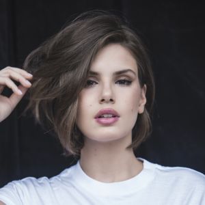 Camila Queiroz fala da liberdade do cabelo mais curto no Instagram