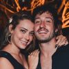 Carol Dantas revelou que está noiva de Vinícius Martinez através de sua conta de Instagram Stories, neste domingo, 17 de fevereiro de 2019