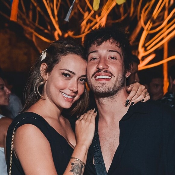 Carol Dantas revelou que está noiva de Vinícius Martinez através de sua conta de Instagram Stories, neste domingo, 17 de fevereiro de 2019