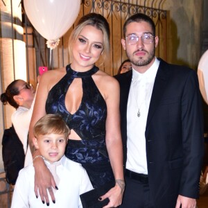 Noivos, Carol Dantas e Vinícius Martinez ganharam os parabéns dos seguidores: 'Desejo toda felicidade do mundo'