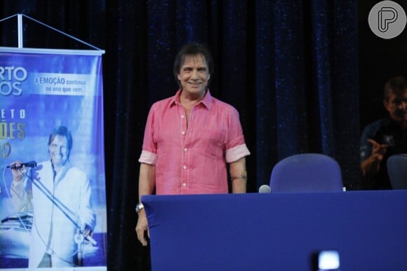 Roberto Carlos usa roupa rosa em coletiva de imprensa, no Rio