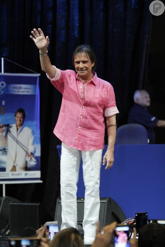 Roberto Carlos deixa azul de lado e usa roupa rosa em coletiva de imprensa