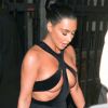 O vestido preto caprichado nos recortes de Kim Kardashian é vintage, da grife Thierry Mugler, de 1998