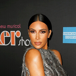Kim Kardashian tem apostado em vestidos de coleções antigas das grifes de como, como este prateado da coleção de outono de 1998, da Versace