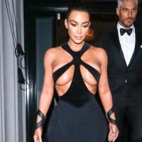 Sensual! Kim Kardashian usa vestido vintage com superdecote. Saiba os detalhes!
