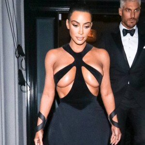 Kim Kardashian surgiu poderosa com um vestido de tiras nos seios. Confira os detalhes da peça!