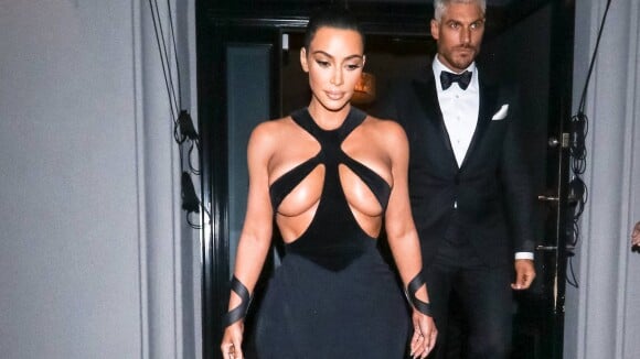 Sensual! Kim Kardashian usa vestido vintage com superdecote. Saiba os detalhes!