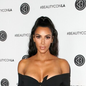 Na Beautycon 2018, em Los Angeles, Kim Kardashian usou blazer de 1992 da grife Dolce & Gabbana 