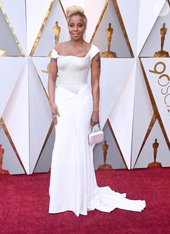 Mary J. Blige fez história na 90ª edição do Oscar, em 2018, ao ser indicada tanto por sua atuação como por sua canção no filme 'Mudbound'. A atriz e cantora apostou em um vestido Atelier Versace marfim com aplicações de pérolas. As joias escolhidas eram Forevermark e a clutch Roger Vivier