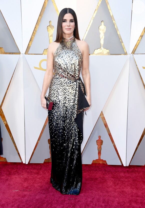 Sandra Bullock foi  uma das apresentadoras da 90ª edição do Oscar, em 2018. A atriz também apostou nas lantejoulas e usou um vestido de seda, feito sob medida, da Louis Vuitton. Para completar, a ganhadora da estatueta em 2011 , por seu papel em 'Um Sonho Possível', usou sapatos Jimmy Choo e joias Lorraine Schwartz.