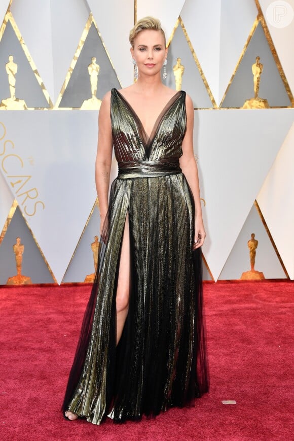 Uma das apresentadoras da noite, Charlize Theron apostou no metalizado para a 89ª edição do Oscar, em 2017. A sul-africana apostou em um vestido de lamê da Christian Dior, Alta-Costura da coleção de Verão 2017.