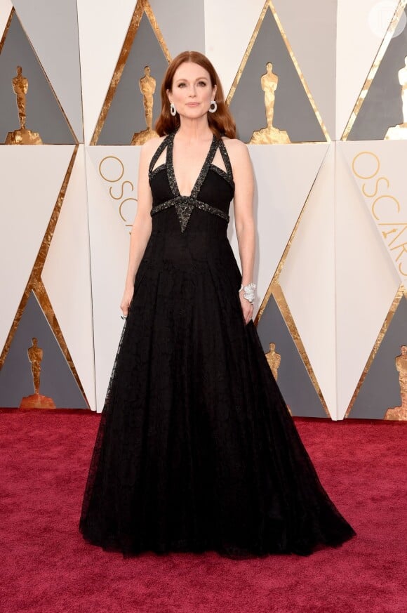 Julianne Moore foi uma das apresentadoras da 88ª edição do Oscar, em 2016. A atriz apostou em um elegante vestido preto da Chanel.