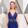 Brie Larson levou o prêmio de Melhor Atriz na 88ª edição do Oscar, em 2016, por seu papel em 'O Quarto de Jack'. Para receber o troféu, a atriz escolheu um vestido com muitos detalhes óticos, num tom azul royal, da Gucci, com um cinto repleto de pedras. Para completar, as joias escolhidas pela ganhadora eram da Niwaka.
 