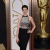 Anne Hathaway foi uma das apresentadoras da 86ª edição do Oscar, em 2014. A atriz escolheu um vestido preto da Gucci, que contava com uma espécie de armadura de brilhos na pate superior. Para completar, joias Neil Lane.  