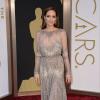 Angelina Jolie fugiu dos seus tradicionais looks escuros para a 86ª edição do Oscar, em 2014. A atriz apostou em um vestido nude, com uma leve transparência, da coleção de alta costura Outono/ Inverno de 2013 da Elie Saab. Para completar, a atriz escolheu sapatos Ferragamo do mesmo tom da roupa.