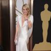 Kate Hudson apresentou um prêmio ao lado da mãe, Goldie Hawn, na 86ª edição do Oscar, em 2014. A atriz apostou em um sexy vestido da Atelier Versace, na cor branca, com ombreiras e uma capa, inspirado nos anos 20 e evocando o antigo glamour de Hollywood.