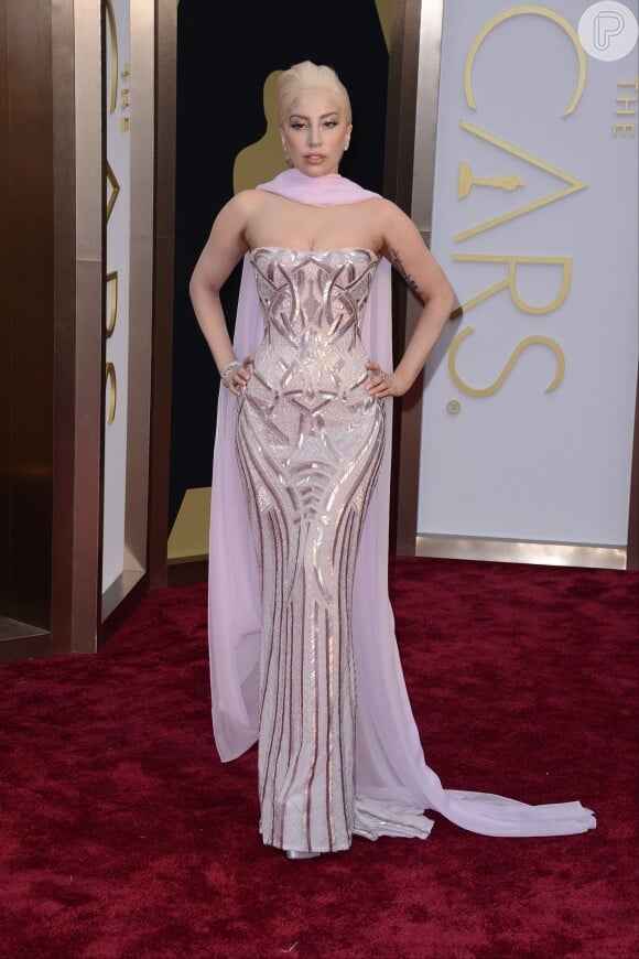 Lady Gaga supreendeu na 86ª edição do Oscar, em 2014. A cantora apostou em um vestido com cintura de ampulheta, que trazia de volta o antigo glamour de Hollywood da Versace. Gaga não poderia deixar de ser Gaga, e, reparando no pé do vestido é possível perceber que a cantora usou suas clássicas altíssimas plataformas.