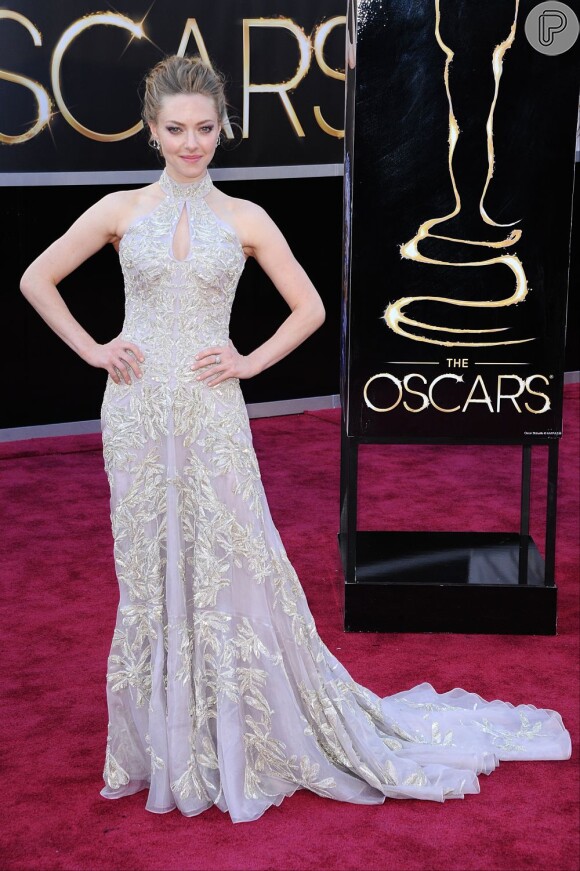 Amanda Seyfried cantou com o elenco de 'Os Miseráveis' na 85ª edição do Oscar, em 2013. A atriz apostou em um vestido bordado da grife Alexander McQueen.