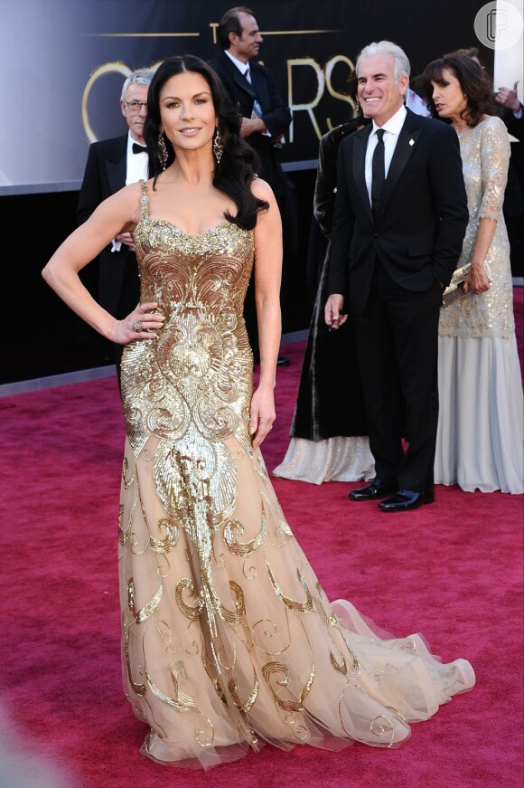 Catherine Zeta-Jones participou de um tributo aos musicais na 85ª edição do Oscar, em 2013. A atriz apostou em um vestido dourado, com MUITO brilho, da Zuhair Murad.