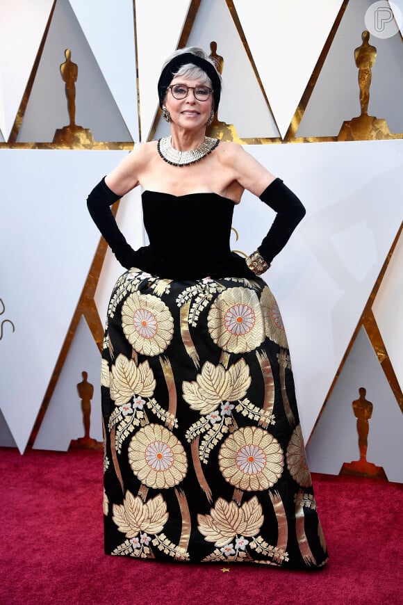 Rita Moreno 'causou' ao chegar ao tapete vermelho da 90ª edição do Oscar, em 2018. A atriz de 86 anos repetiu o vestido usado em 1962, quando ganhou a estatueta por seu papel em 'West Side Story', aos 31 anos. O modelo repaginado, que ganhou luvas e perdeu suas alças, foi feito nas Filipinas