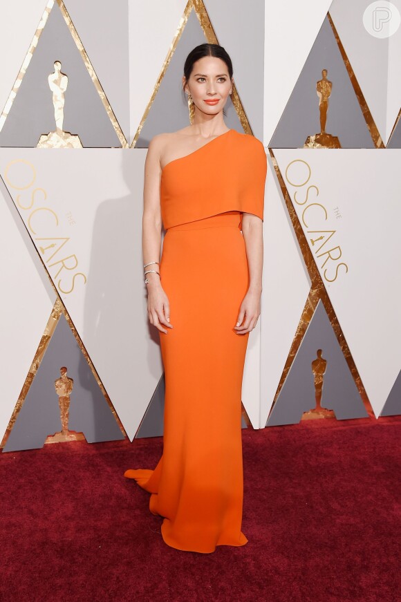 Olivia Munn foi uma das apresentadoras da 88ª edição do Oscar, em 2016. A atriz apostou em um modelo tangerina de um ombro só assimétrico Stella McCartney. Para completar, ela usou joias Forevermark. 