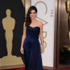 Sandra Bullock concorreu ao prêmio de Melhor atriz, na 86ª do Oscar, em 2014, por seu papel em 'Gravidade'. A atriz usou o terceiro look mais caro da noite. O vestido azul petróleo, da Alexander McQueen, e as joias Lorraine Schwartz foram avaliados em US$8.24 milhões.