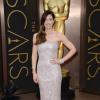 Jessica Biel escolheu um vestido direto das passarelas para a 86ª edição do Oscar, em 2014. A atriz escolheu um modelo longo clássico da Chanel, desfilado na coleção de Primavera 2014 da grife. Sua joias eram Tiffany & Co.