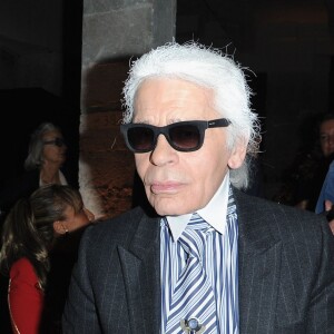Karl Lagerfeld era reconhecido em todo o mundo por seus óculos escuros, luvas sem dedos e colarinhos altos e engomados, além dos cabelos brancos presos sempre em um rabo de cavalo