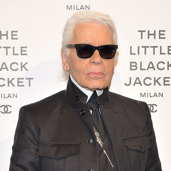 Óculos escuros, luvas sem dedos e colarinhos altos e engomados, além dos cabelos brancos presos sempre em um rabo de cavalo, era o estilo de Karl Lagerfeld 
