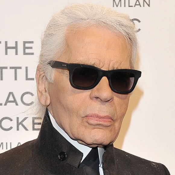 Karl Lagerfeld era diretor criativo da grife Chanel, mas começou sua carreira na Balmain, em 1955