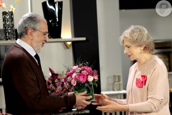 Antonio (Jitman Vibranovsky) dá flores para Branca (Lílian Blanc) na novela 'As Aventuras de Poliana'. 