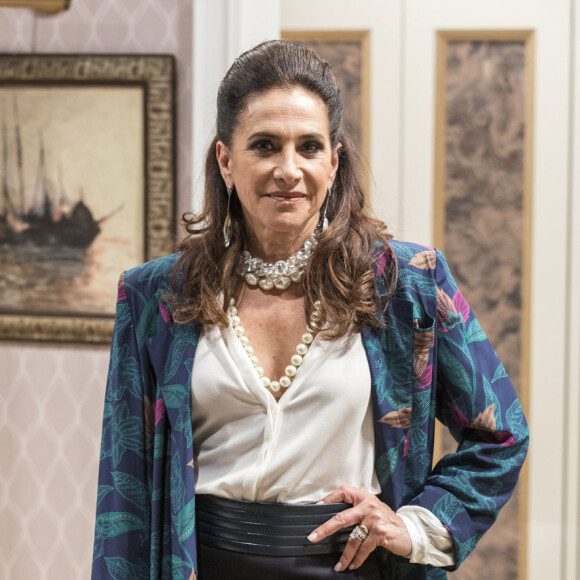 A aliança de João (Rafael Vitti) e Vanessa (Camila Queiroz) só não dura porque Mercedes (Totia Meireles) vai subornar a pilantra para ela manter a farsa e continuar incriminando o rapaz nos próximos capítulos da novela 'Verão 90'