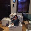 Victoria Beckham posa em meio a caixas com roupas e sapatos, que doou para ajudar as vítimas do tufão Hayan, que atingiu as Filipinas ano passado