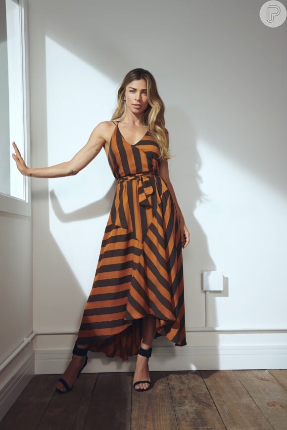O vestido drapeado na cintura com estampa geométrica foi um dos looks da campanha da Forum usados por Grazi Massafera