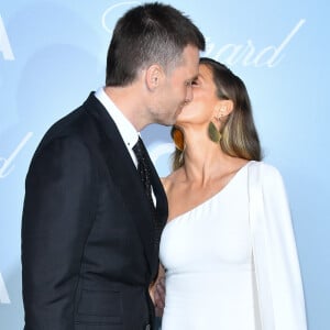 Gisele Bündchen brilha ao chegar a premiação ao lado do marido, Tom Brady, na quinta-feira, 21 de fevereiro de 2019, em Los Angeles, Califórnia. 'Ela é inspiradora para mim de muitas maneiras', declarou o jogador