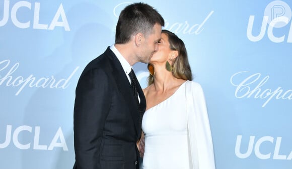 Gisele Bündchen e o marido, Tom Brady, entraram ao local da premiação logo após serem fotografados dando um beijo. De acordo com a imprensa internacional presente, o casal ficou envergonhado 