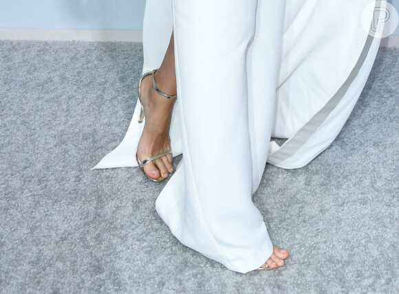 Gisele Bündchen elegeu sandália de salto baixo que combinava com sua bolsa usada em premiação, no dia 21 de fevereiro de 2019