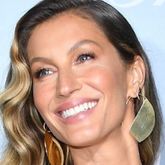 Menos é mais! Gisele Bündchen apostou em uma maquiagem suave, em tons corais, para combinar ao look clean usado no evento