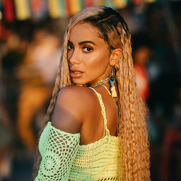 Anitta apostou em looks icônicos e tendências dos anos 2000 em clipe