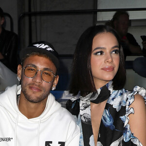 Um dos cliques reativados por Neymar foi a presença do casal na Paris Fashion Week