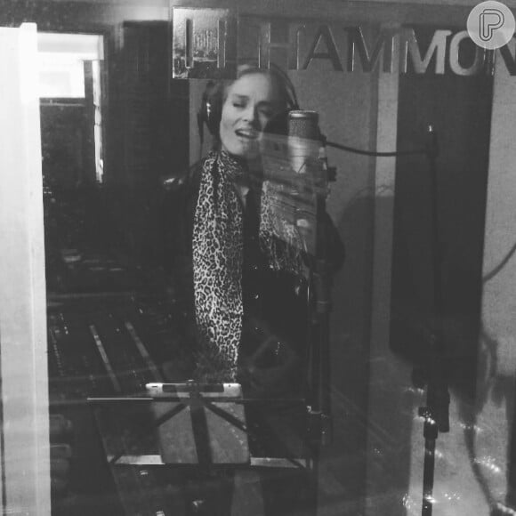 Angélica gravou 'Vou de Táxi' no estúdio para usar playback em gravação