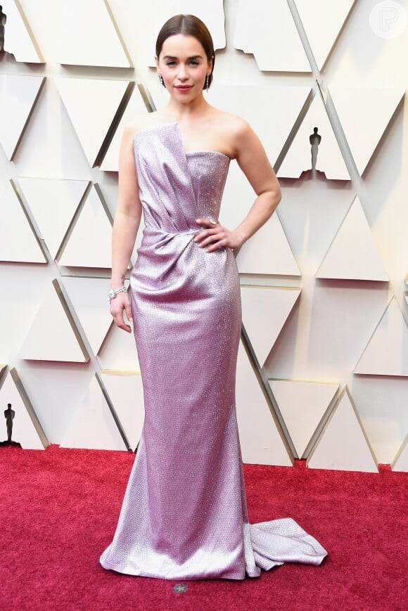 Para a noite do Oscar 2019, Emilia Clarke, de "Game Of Thrones", escolheu um vestido com inspiração sereia da grife Balmain 