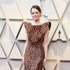 Emma Stone surgiu com um vestido texturizado com detalhes de escamas da grife Louis Vuitton