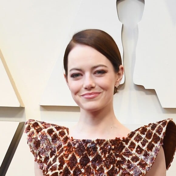 Emma Stone surgiu com um vestido texturizado com detalhes de escamas da grife Louis Vuitton