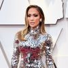 O vestido ultraprateado que Jennifer Lopez usou no Oscar 2019 é da grife Tom Ford