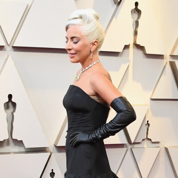 Em um mood Bonequinha de Luxo, Lady Gaga apostou em um vestido longo preto e volumoso da grife Alexander McQueen na noite do Oscar 2019
