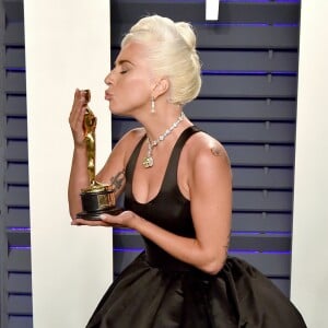 
Lady Gaga usou um vestido longo preto e volumoso da grife Alexander McQueen na noite do Oscar, que aconteceu no dia 24 de fevereiro de 2019


